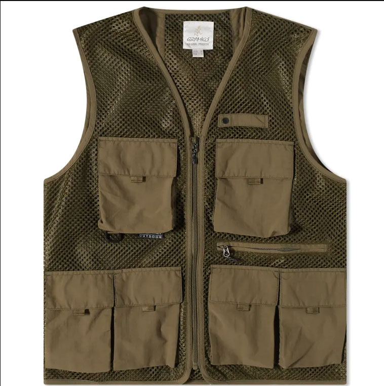 09. Gramicci Fishing Vest 　$1,180/h　
採用防撕裂材料製成，輕盈耐用，前置口袋配透氣網面，充滿實用性。